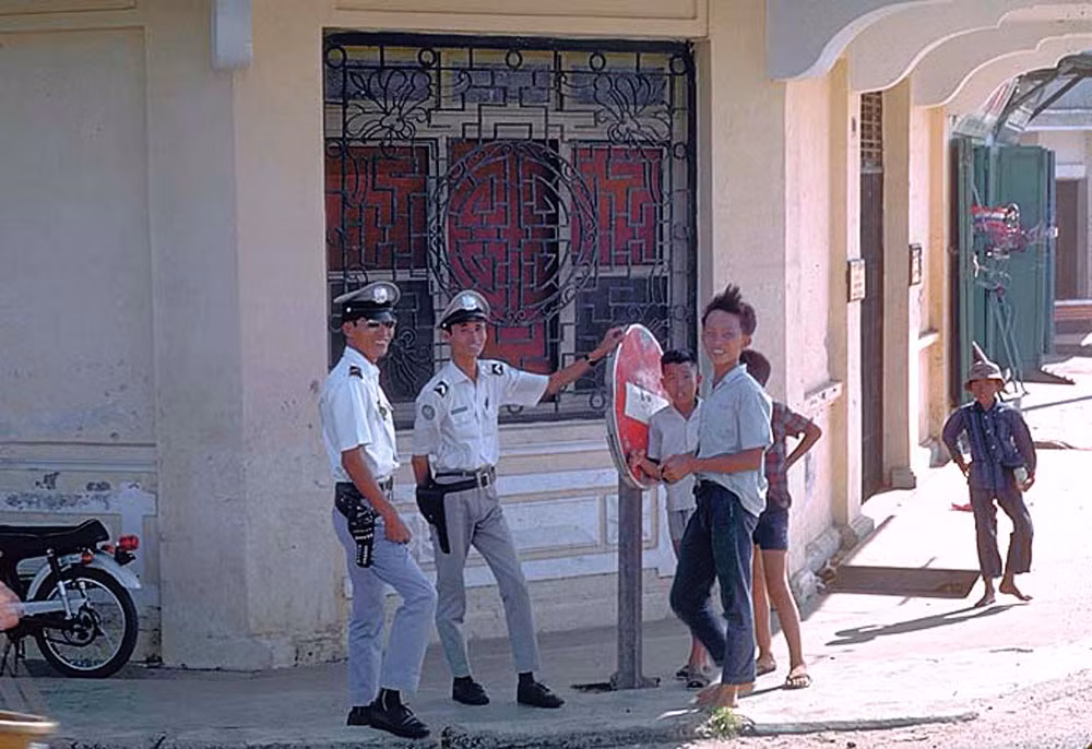 Cảnh sát giao thông ở một ngã tư.