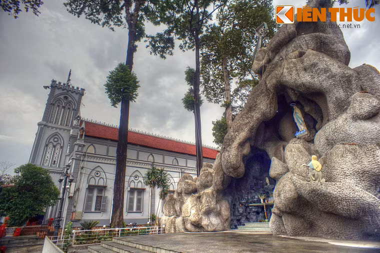 Khuôn viên nhà thờ rất rộng, khoảng trên 6.000 mét vuông, với nhiều cây cổ thụ, tạo ra một khoảng không gian xanh thoáng mát giữa một khu vực có mức độ đô thị hóa cao của TP HCM.
