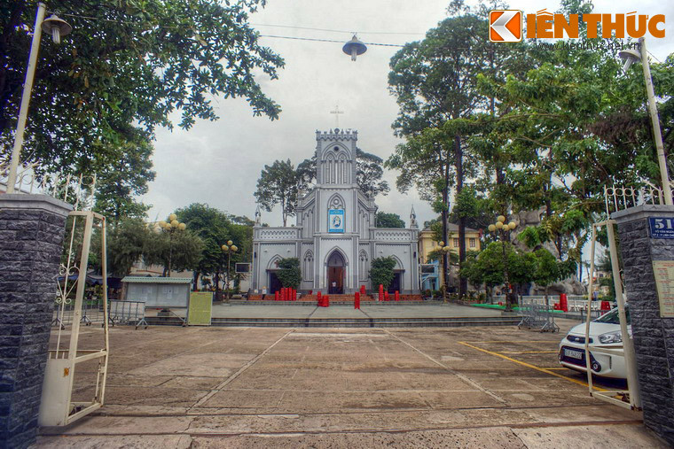 Với nét đẹp của kiến trúc và cảnh quan, nhà thờ Thủ Đức không chỉ phục vụ nhu cầu tín ngưỡng của các giáo dân mà còn là điểm tham quan hấp dẫn dành cho du khách phương xa ở Thủ Đức.
