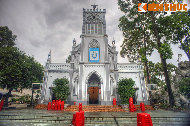 3. Tọa lạc tại số 51 đường Võ Văn Ngân, quận Thủ Đức, nhà thờ Thủ Đức là một trong các nhà thờ có lịch sử lâu đời và kiến trúc đẹp của TP HCM. Nhà thờ do linh mục - kiến trúc sư Boutier thiết kế và chỉ đạo xây dựng, khánh thành năm 1889.