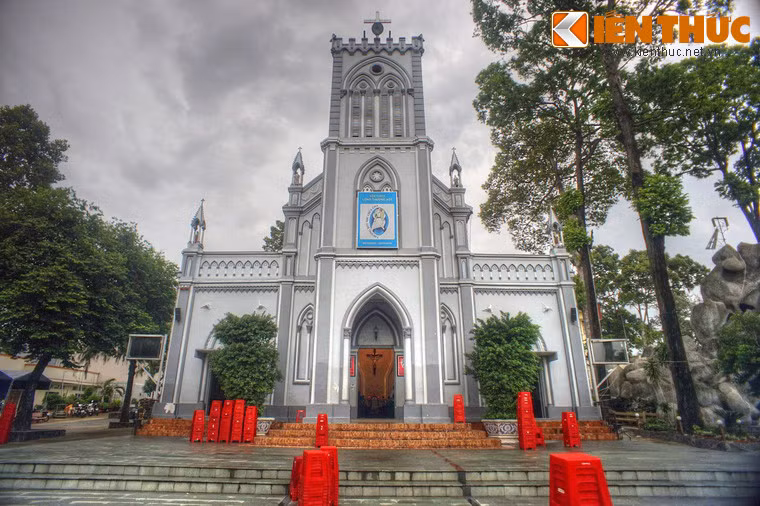 3. Tọa lạc tại số 51 đường Võ Văn Ngân, quận Thủ Đức, nhà thờ Thủ Đức là một trong các nhà thờ có lịch sử lâu đời và kiến trúc đẹp của TP HCM. Nhà thờ do linh mục - kiến trúc sư Boutier thiết kế và chỉ đạo xây dựng, khánh thành năm 1889.