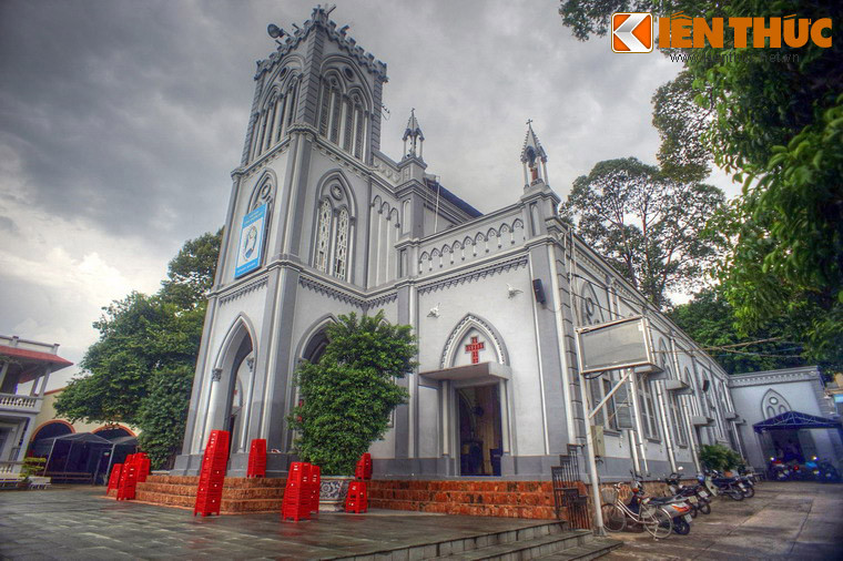 Nhà thờ Thủ Đức thuở ban đầu mang phong cách kiến trúc Gothic. Kể từ đó đến nay, công trình đã qua nhiều lần nâng cấp, trùng tu, nhưng những nét kiến trúc cổ điển vẫn được gìn giữ.