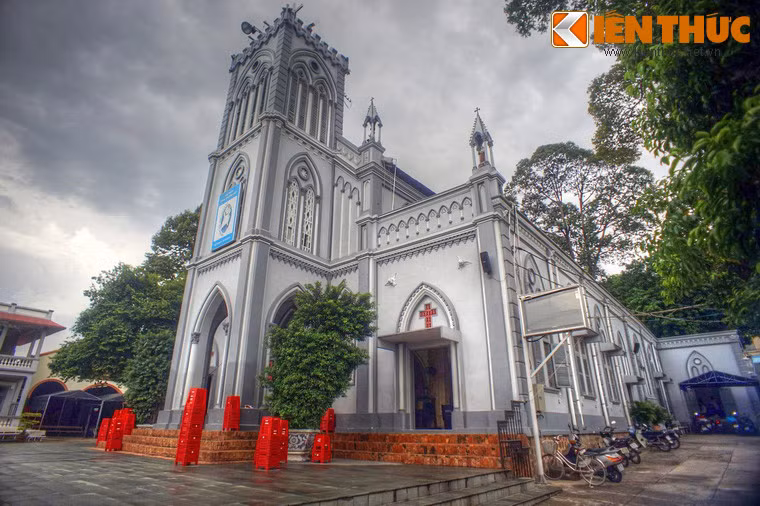 Nhà thờ Thủ Đức thuở ban đầu mang phong cách kiến trúc Gothic. Kể từ đó đến nay, công trình đã qua nhiều lần nâng cấp, trùng tu, nhưng những nét kiến trúc cổ điển vẫn được gìn giữ.