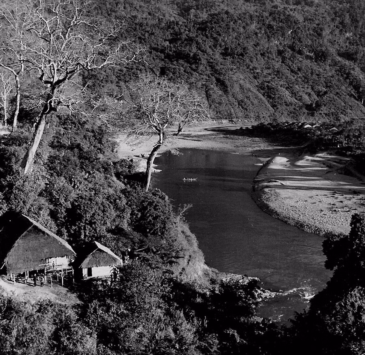 Một góc Tây Nguyên với khu nhà sàn bên sườn núi.