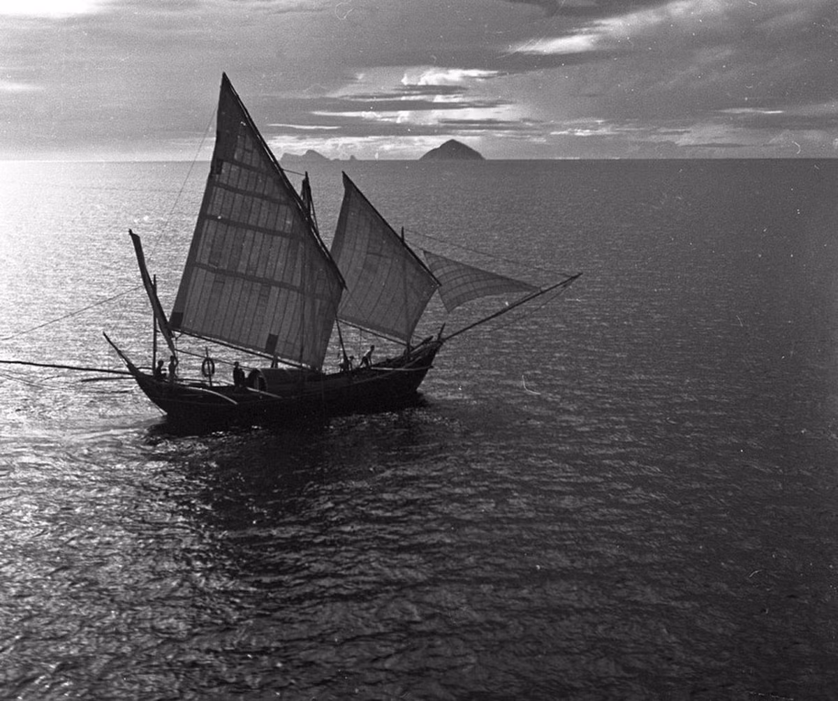 Con thuyền mảnh trên biển.