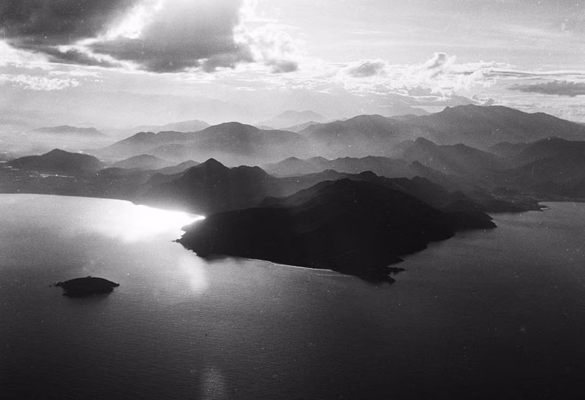 Những dãy núi rực sáng dưới ánh chiều khi nhìn từ Biển Đông.