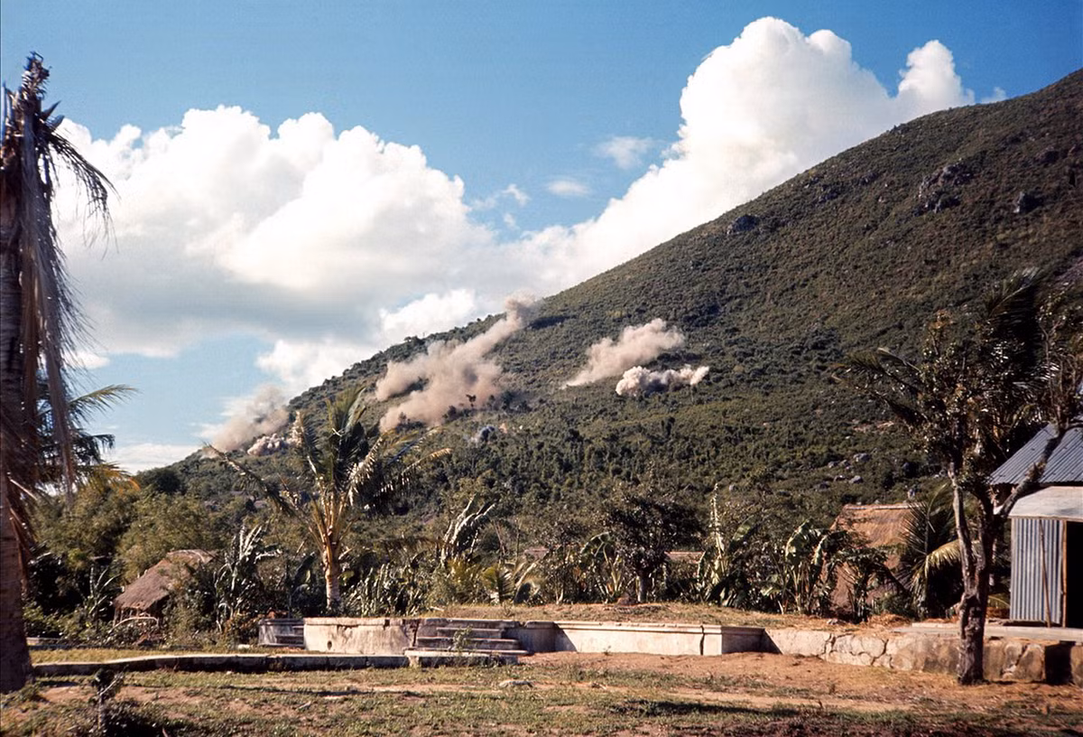 Các vị trí khả nghi trên núi bị san phẳng bằng hỏa lực hạng nặng.