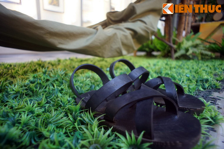 Dép lốp được đặt trên mặt đất ở khoảng giữa võng, vị trí người chiến sĩ Giải phóng có thể xỏ vào một cách nhanh nhất khi rời khỏi võng.