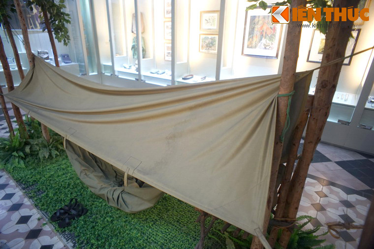 Trên võng là tấm bạt rộng dùng để che mưa và ngăn một phần sự xâm nhập của các loài côn trùng.