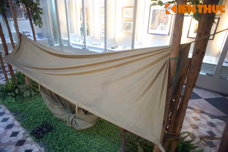 Trên võng là tấm bạt rộng dùng để che mưa và ngăn một phần sự xâm nhập của các loài côn trùng.