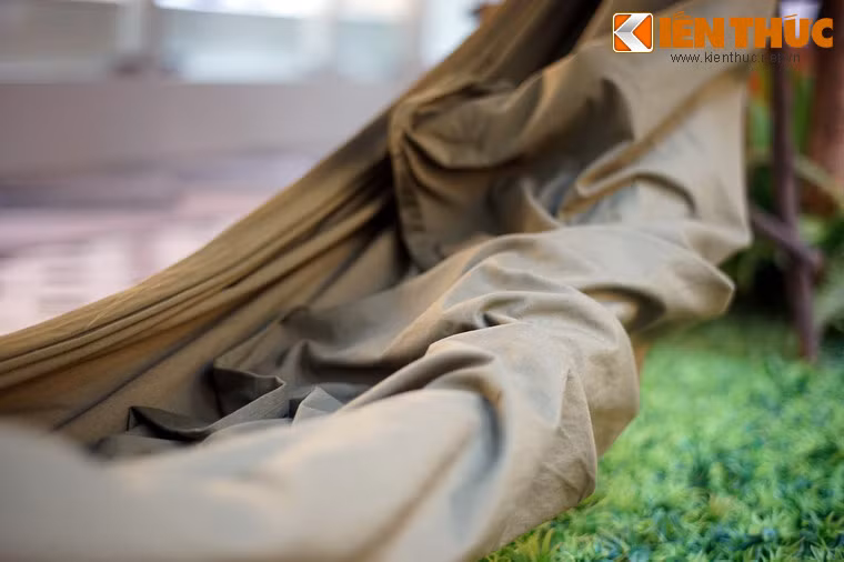 Võng được mắc giữa các thân cây, có phần mở rộng để dùng như chăn, là nơi ngả lưng của chiến sĩ sau mỗi chặng đường hành quân.