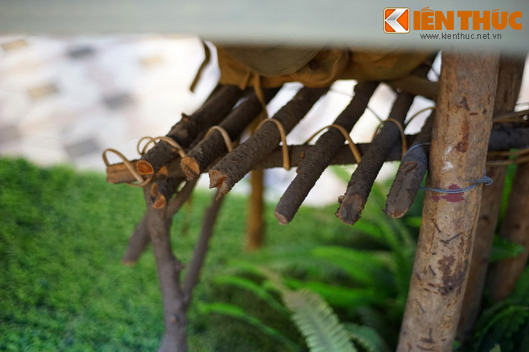 Ở đầu võng, các chiến sĩ có thể dùng các cành cây có sẵn trong rừng để dựng thành một chiếc giá hành lý.