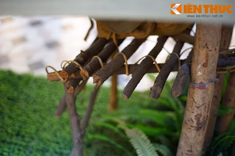 Ở đầu võng, các chiến sĩ có thể dùng các cành cây có sẵn trong rừng để dựng thành một chiếc giá hành lý.