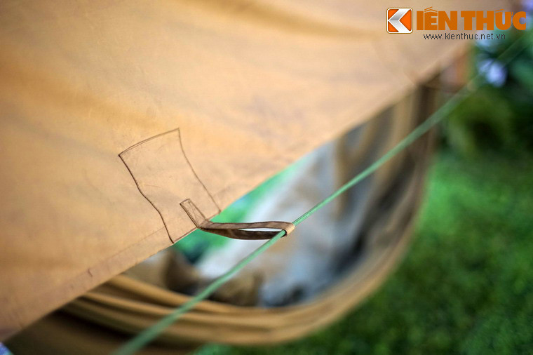 Quanh bạt có các lỗ xỏ dây, dùng để gia cố cho bạt trước những tác động thiên nhiên.