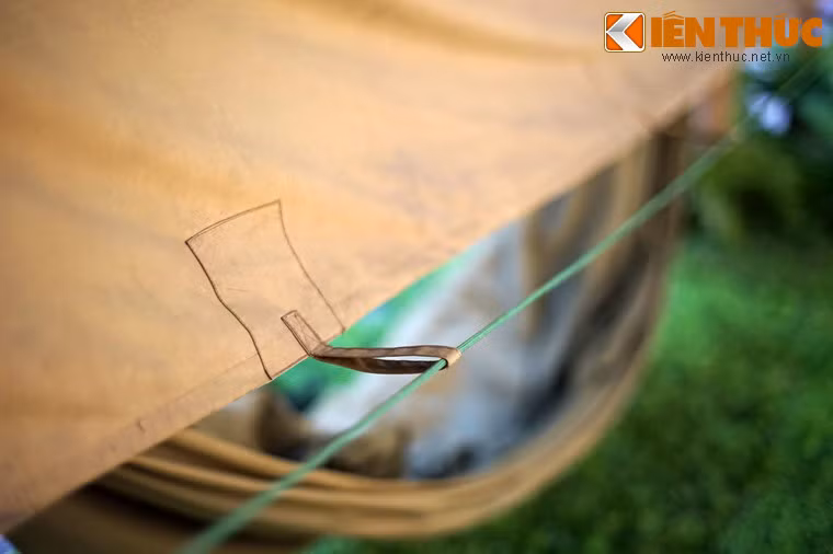 Quanh bạt có các lỗ xỏ dây, dùng để gia cố cho bạt trước những tác động thiên nhiên.