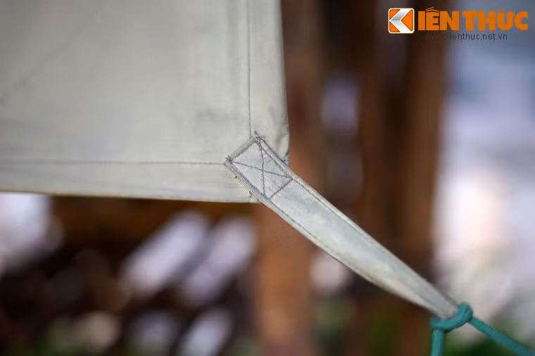 Cả võng và bạt đều làm bằng loại vải dù quân sự rất bền và không thấm nước.