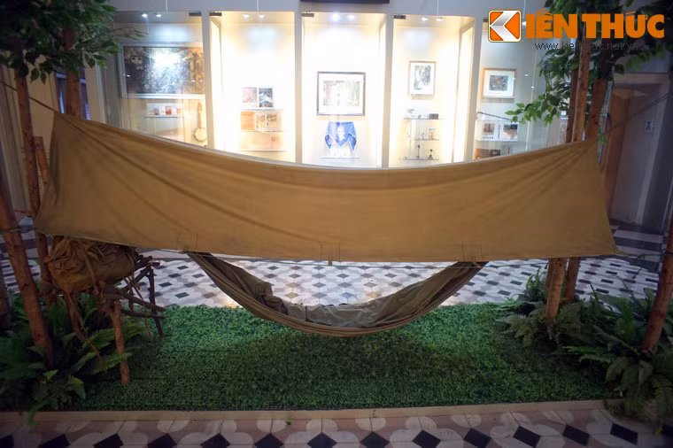 Hai trang bị cơ bản để thiết lập một "khách sạn ngàn sao" trong rừng là võng và bạt che mưa. Vị trí được chọn sẽ là nơi có địa hình cao ráo, bằng phẳng, tầm nhìn thuận lợi... để có thể dễ dàng di chuyển, tác chiến khi cần thiết.