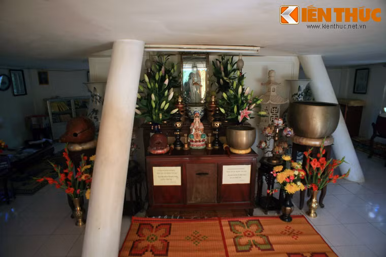 Trong phần đài tượng có một điện thờ nhỏ được bài trí giản dị nhưng tôn nghiêm.