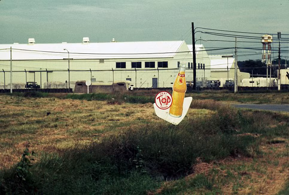 Lối vào Bộ chỉ huy Viện trợ Quân sự Mỹ tại Việt Nam ở Sài Gòn.