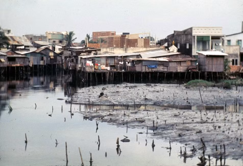 Khu ổ chuột ven kênh rạch Sài Gòn.