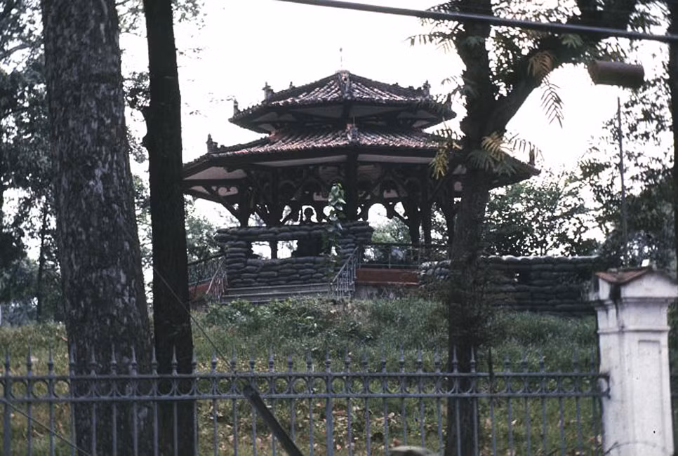 Nhà bát giác trong khuôn viên Dinh Độc Lập được sử dụng làm vọng gác.