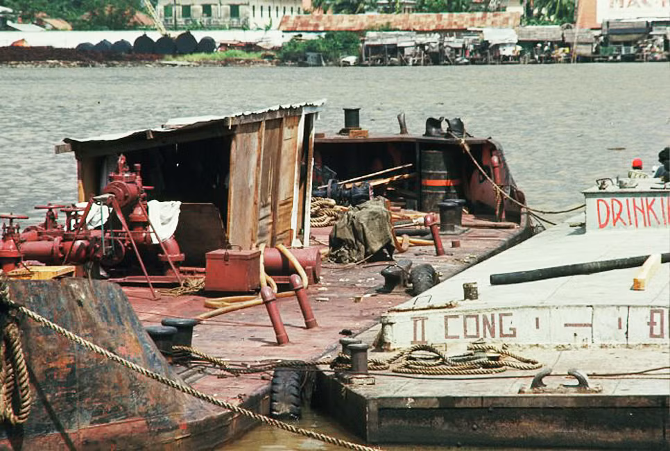 Sà lan trên sông Sài Gòn.