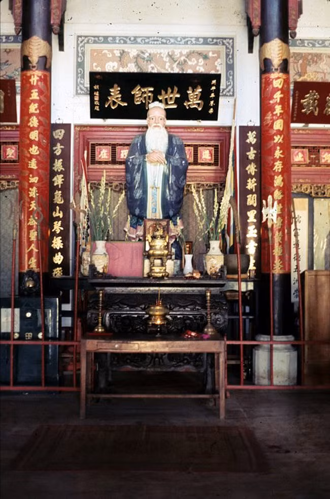 Bàn thờ Khổng Tử trong đền Kỷ Niệm.