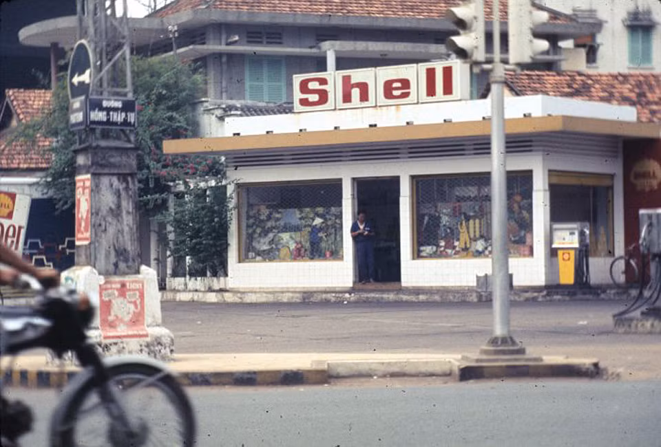 Trạm xăng Shell ở ngã tư Hồng Thập Tự - Pasteur.