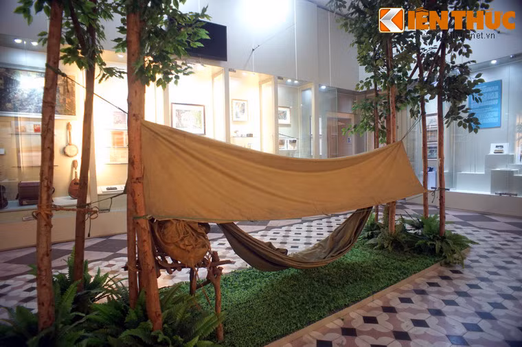 Trong các cuộc hành quân xuyên dãy Trường Sơn thời kháng chiến chống Mỹ, việc tạo nơi nghỉ đêm thoải mái và an toàn giữa rừng rậm là một yếu tố sống còn với bộ đội Cụ Hồ... Ảnh chụp tại Bảo tàng TP HCM.