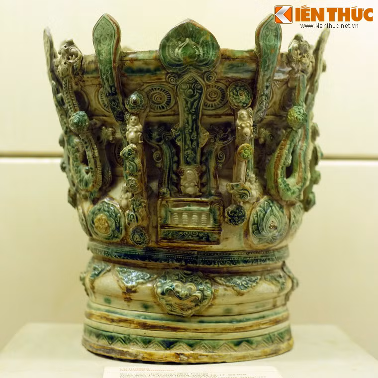 Lư hương làm bằng gốm men nhiều màu, sản xuất ở Bát Tràng, triều Mạc - Lê Trung Hưng, thế kỷ 16 - 17.