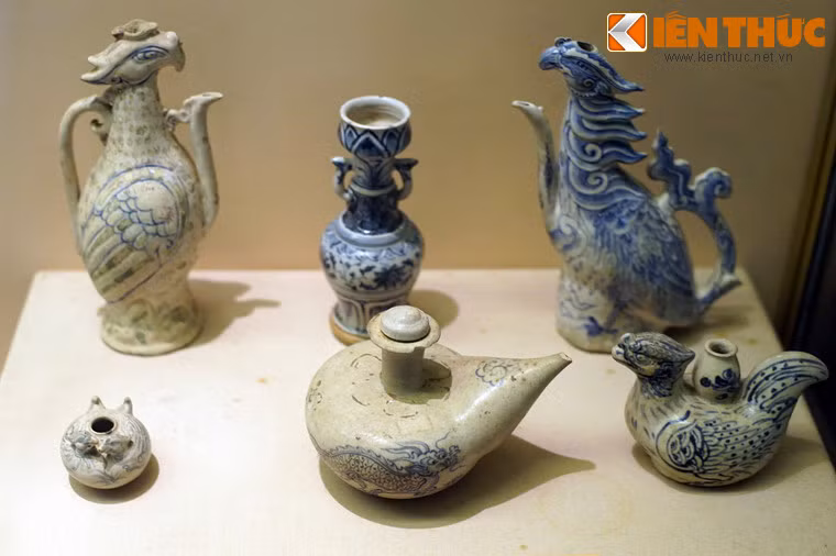 Các loại ấm hình chim phượng, chân đèn, kendy, ấm hình gà... làm bằng gốm hoa lam và gốm nhiều màu, niên đại thế kỷ 15, sản xuất tại lò gốm Chu Đậu.