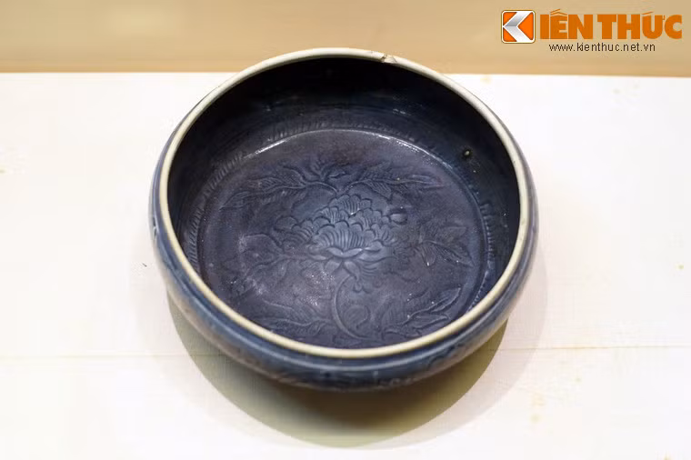 Ang trang trí hoa phù dung làm bằng gốm men xanh tím, niên đại thế kỷ 15, sản xuất tại lò gốm Chu Đậu.