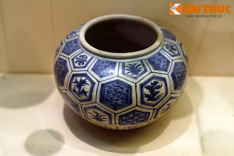 Âu làm bằng gốm hoa lam, niên đại thế kỷ 15, sản xuất tại lò gốm Chu Đậu.