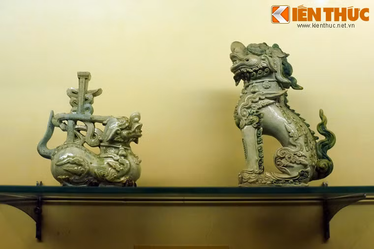 Tượng nghê làm bằng gốm men trắng và xanh, triều Lê Trung Hưng, thế kỷ 17 - 18, sản xuất ở Bát Tràng, Hà Nội.