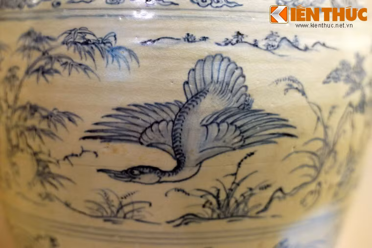 Cận cảnh hình thiên nga trên chiếc bình gốm bảo vật.
