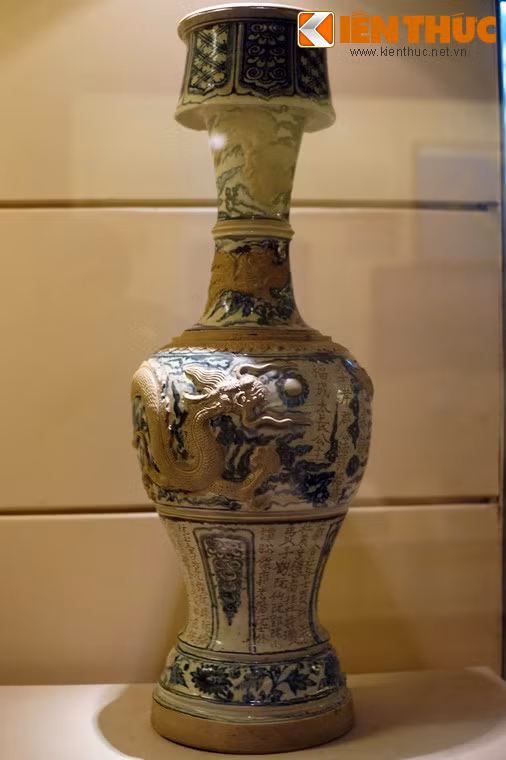 Chân đèn làm bằng gốm hoa lam thời Mạc - Lê Trung hưng, niên hiệu Hưng Trị II (1589), đồ thờ của chùa Quan Âm, Hưng Yên.