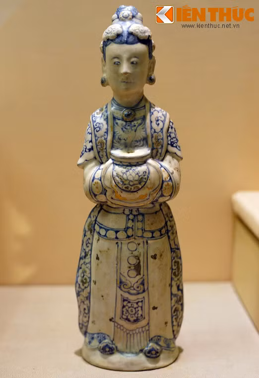 Tượng nữ quý tộc bằng gốm men nhiều màu, triều Lê sơ, thế kỷ 15, lò gốm Chu Đậu, Nam Sách, Hải Dương.