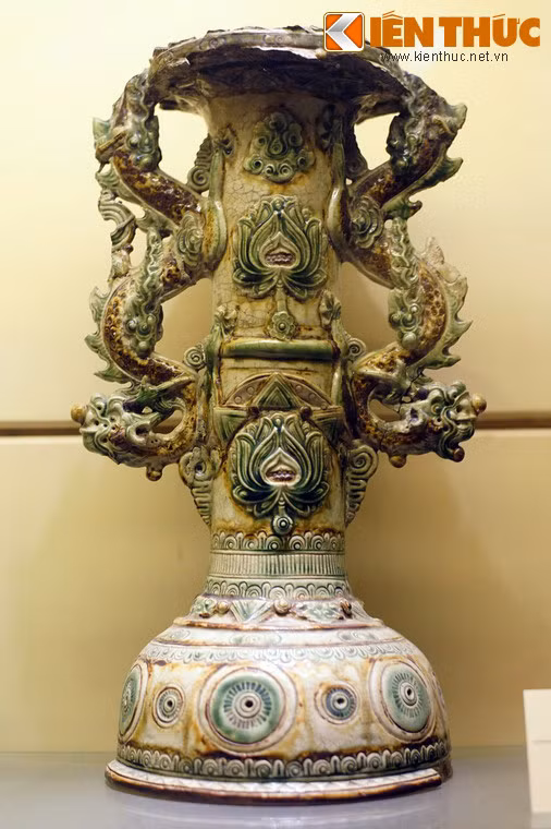 Chân đèn thờ làm bằng gốm men nhiều màu, triều Lê Trung Hưng, thế kỷ 17, sản xuất ở Bát Tràng, Hà Nội.