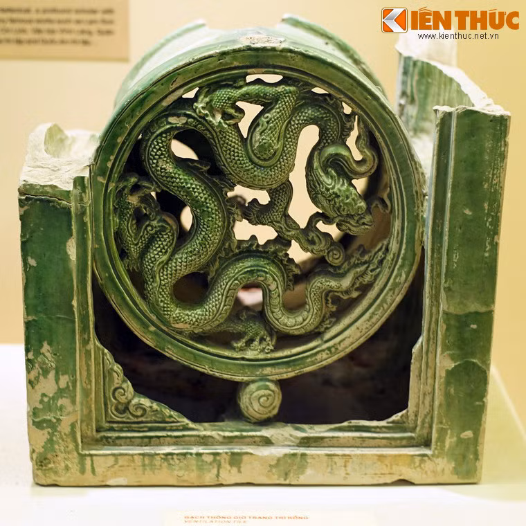 Gạch thông gió trang trí hình rồng làm bằng gốm men xanh, triều Lê Sơ, thế kỷ 15, tìm thấy ở khu vực Quần Ngựa, Hà Nội.