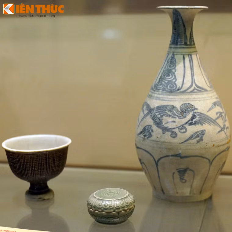 Bình tỳ bà, tước và hộp làm bằng gốm hoa lam và gốm nhiều màu, niên đại thế kỷ 15, sản xuất tại lò gốm Chu Đậu.