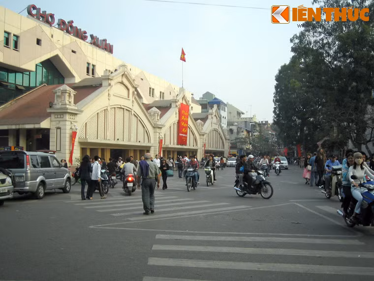 Không chỉ là một ngôi chợ cổ nổi tiếng của Hà Nội, chợ Đồng Xuân còn là một địa danh lịch sử cách mạng quan trọng, nơi diễn ra trận đánh ác liệt bậc nhất của quân và dân ta giai đoạn Toàn quốc kháng chiến.