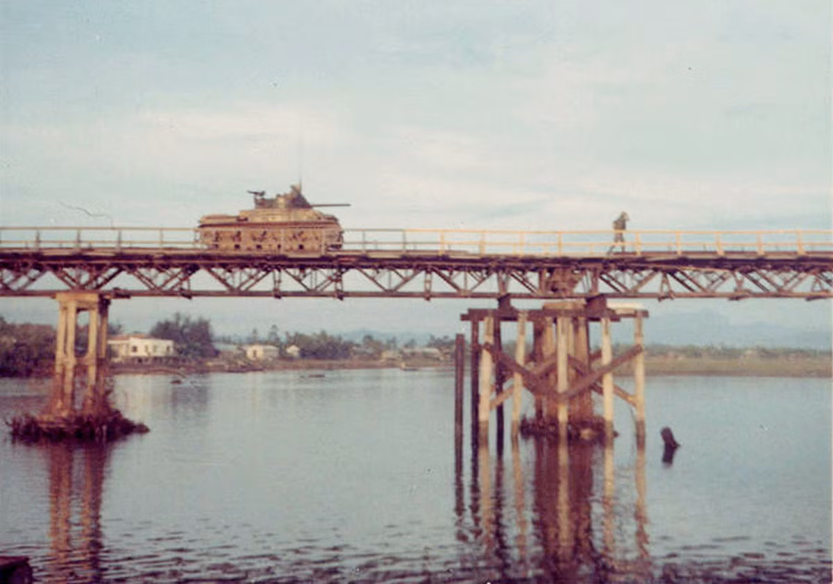 Phần cầu cũ của cầu Đông Hà.
