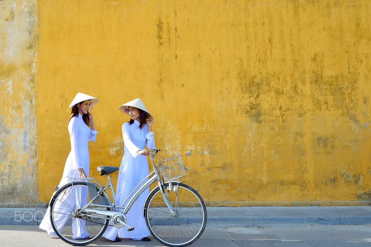 Thiếu nữ áo dài Hội An. Ảnh: Saravut Whanset.