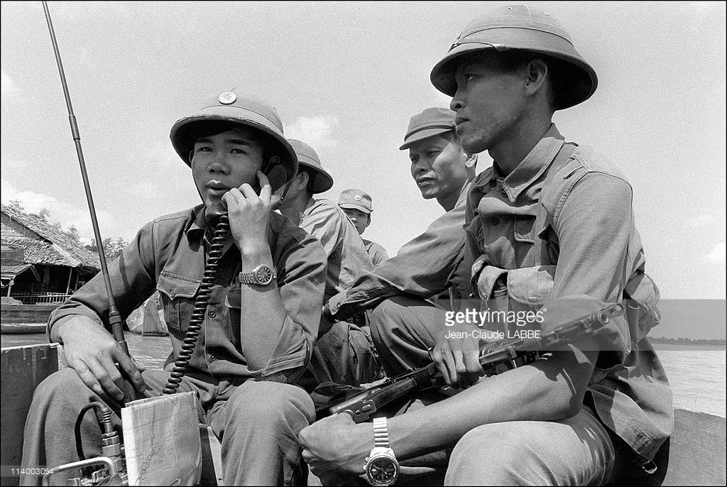 Tuần tra trên sông ở khu vực biên giới Tây Nam, 1979. Ảnh: Getty.