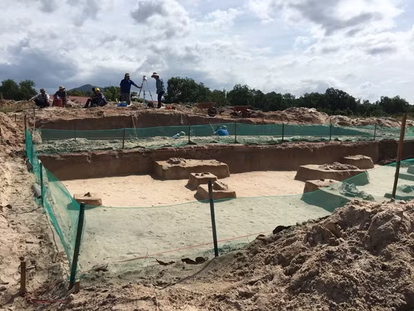 Vào tháng 9/2016, tại thành phố Phan Thiết (Bình Thuận), các chuyên gia khảo cổ đã công bố kết quả khai quật khảo cổ học tại Di tích khảo cổ học Động Bà Hòe (thôn 5, xã Hàm Đức, huyện Hàm Thuận Bắc, tỉnh Bình Thuận). Theo đó, nhiều di tích, di vật văn hóa tiền Sa Huỳnh đã được tìm thấy trong đợt khai quật, nổi bật là 43 mộ táng với hai loại hình chủ yếu là mộ nồi và mộ đất cùng nhiều đồ tùy táng. Ảnh: Lao Động.