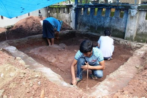 Vào tháng 10/2016, các chuyên gia khảo cổ đã công bố kết quả đợt thăm dò dấu vết nghi lăng mộ vua Quang Trung tại khu vực gò Dương Xuân (phường Trường An, TP Huế). Theo đó, đợt khảo cổ này đã làm phát lộ dấu vết một nền kiến trúc rộng lớn. Tuy nhiên cần phải có những đợt khảo sát tiếp theo để có thể đưa ra kết luận chính xác về công trình này. Ảnh: Đất Việt.