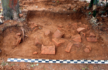 Trong đợt điều tra khảo sát đầu tháng 9/2016 tại thôn Đồng Đình, xã Văn Lãng, huyện Yên Bình, Bảo tàng tỉnh Yên Bái đã phát hiện ra một dấu tích cổ được xác định là kiến trúc chùa có niên đại hàng trăm năm. Phát hiện này một lần nữa khẳng định sự phát triển mạnh mẽ và lan tỏa của phật giáo ở vùng biên viễn - cương vực phía Bắc của quốc gia Đại Việt thời Trần. Ảnh: Báo Yên Bái.