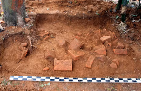 Trong đợt điều tra khảo sát đầu tháng 9/2016 tại thôn Đồng Đình, xã Văn Lãng, huyện Yên Bình, Bảo tàng tỉnh Yên Bái đã phát hiện ra một dấu tích cổ được xác định là kiến trúc chùa có niên đại hàng trăm năm. Phát hiện này một lần nữa khẳng định sự phát triển mạnh mẽ và lan tỏa của phật giáo ở vùng biên viễn - cương vực phía Bắc của quốc gia Đại Việt thời Trần. Ảnh: Báo Yên Bái.