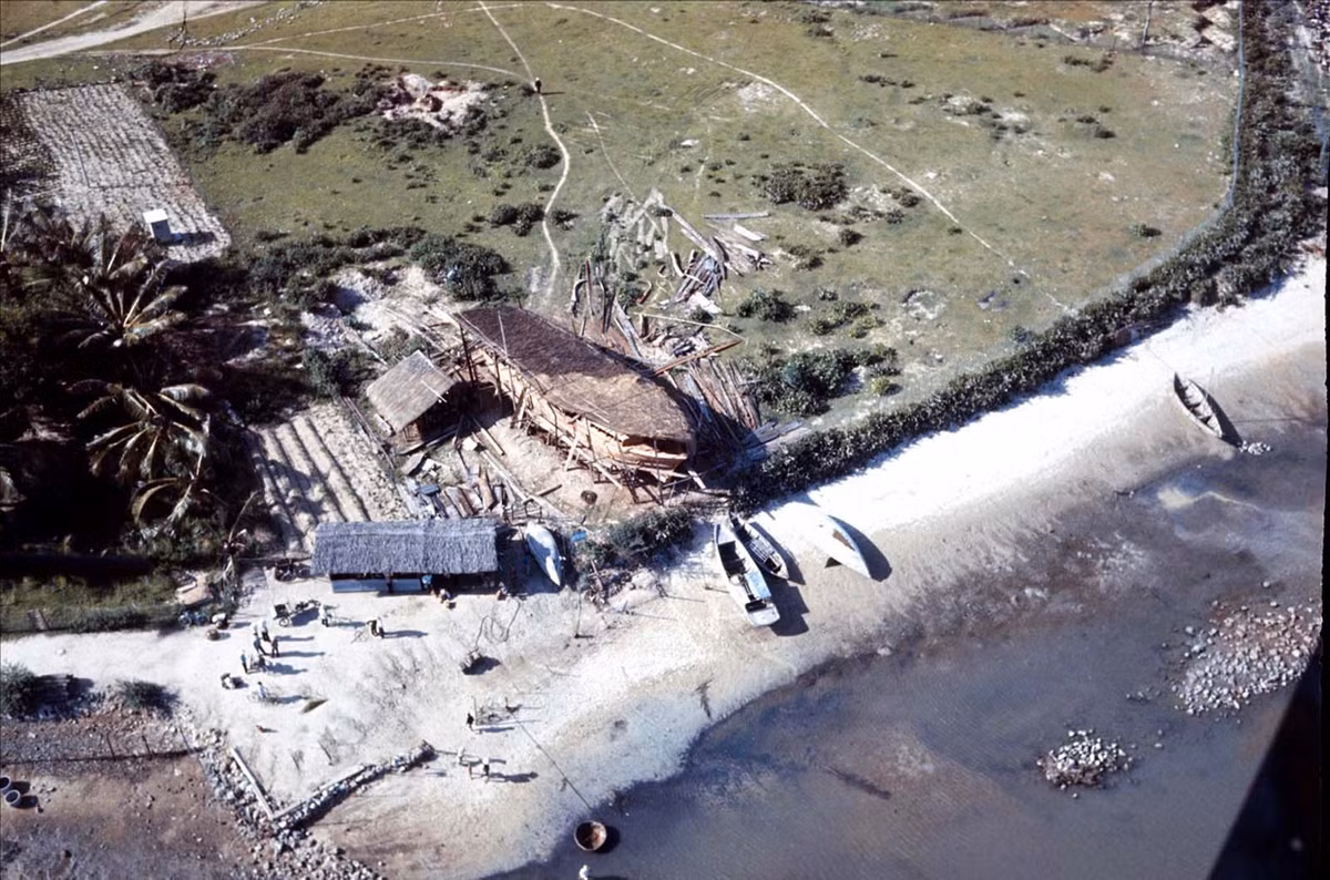 Một xưởng đóng thuyền nhìn từ trên cao.