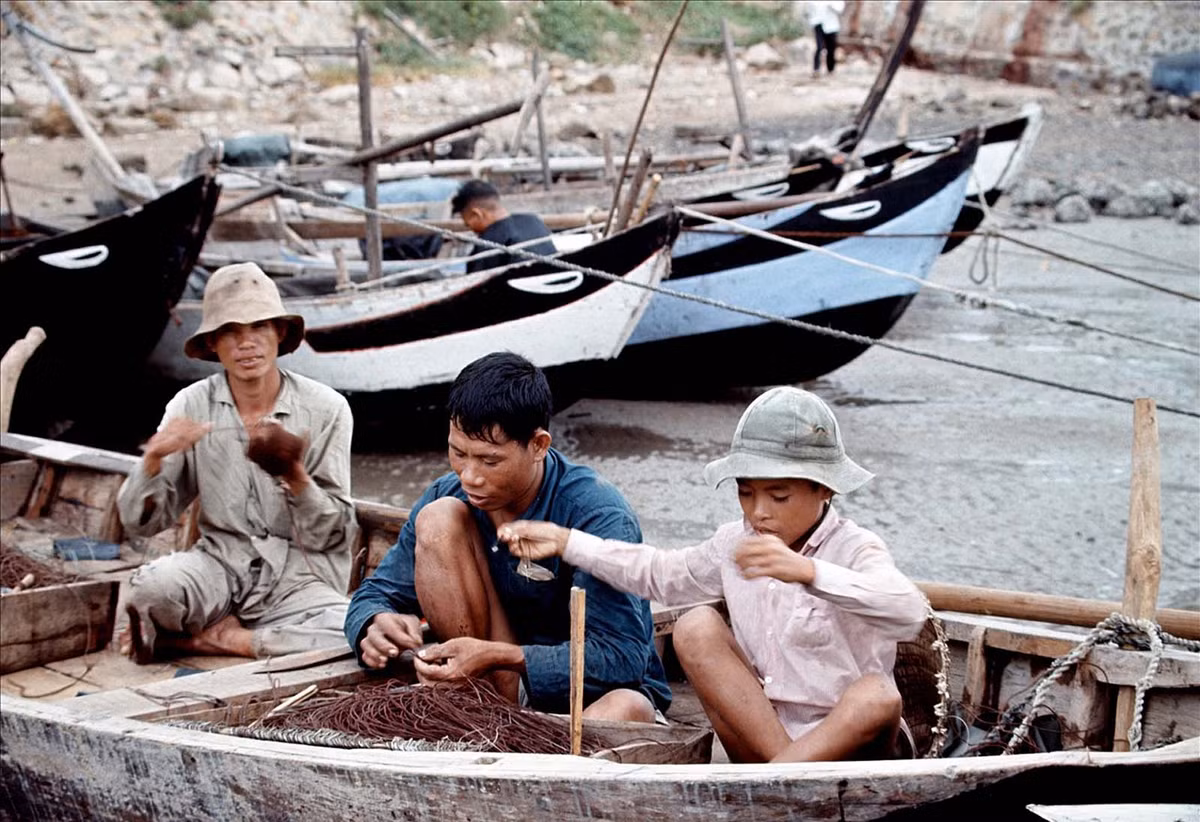 Kiểm tra lưới sau một chuyến đánh bắt.